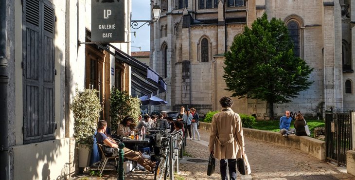 La terrasse de café sortie d'un décor de film