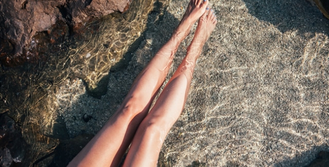 Mise en beauté des pieds, pose de vernis French Riviera, bar à jus de fruits, séance de luminothérapie et même photocall spécial petons tout y est gratuit.