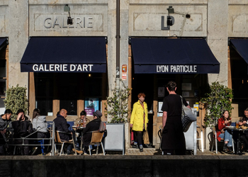 La terrasse de café sortie d'un décor de film