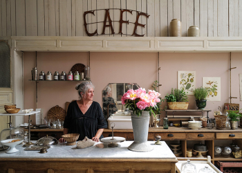 Le vibrant salon de thé d'une brocanteuse